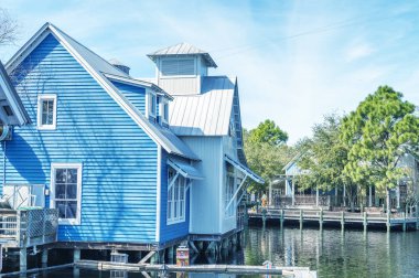 Destin, Fl - Şubat 2016: Harborwalk Köyü renkli o evleri
