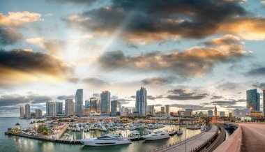 Gün batımı, panoramik görünümü - Florida, ABD, Downtown Miami