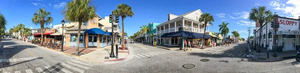 KEY WEST, FL - FÉVRIER 2016 : Touristes le long des rues de la ville, panor — Photo