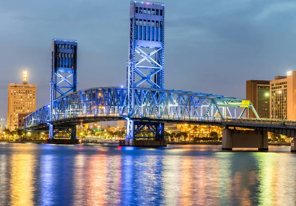 Jacksonville, florida. Stadt Lichter bei Nacht mit Brücke und Rive — Stockfoto