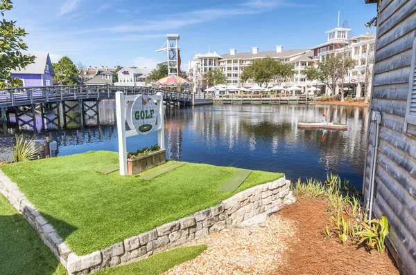 DESTIN, FL - FEBRUARY 2016: Harborwalk Village fargerike hjem o – stockfoto