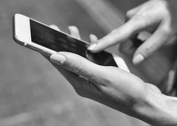 Hermosa mujer tocando la pantalla del teléfono móvil —  Fotos de Stock