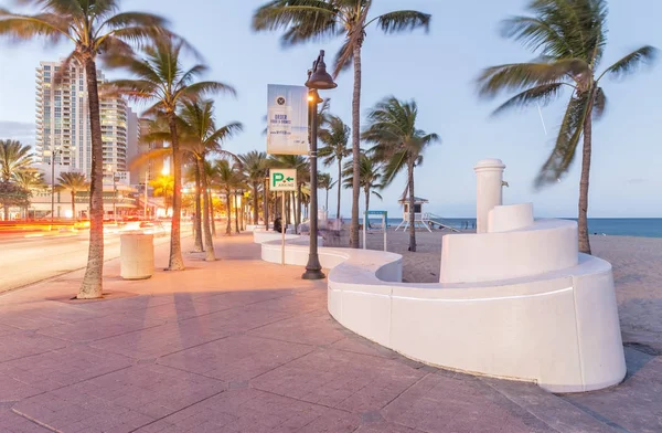 FORT LAUDERDALE, FL - ENERO 2016: Paseo marítimo en —  Fotos de Stock