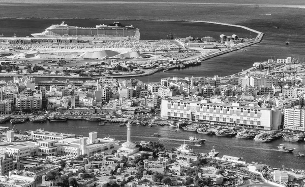 Vue en hélicoptère de Bur Dubai et Creek au coucher du soleil — Photo