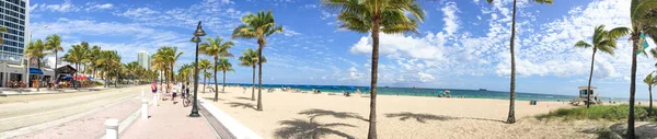 FORT LAUDERDALE, FL - FEBRERO 2016: Fort Lauderdale promenade w — Foto de Stock