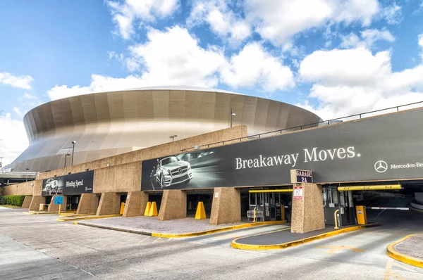 NUEVO ORLEANS, EE.UU. - FEBRERO 2016: Mercedes-Benz Superdome en un s —  Fotos de Stock