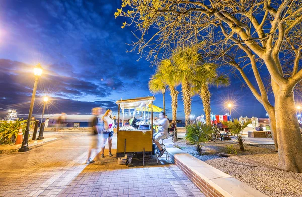 Key West, Fl - januari 2016: Turister i Mallory Square på natten — Stockfoto