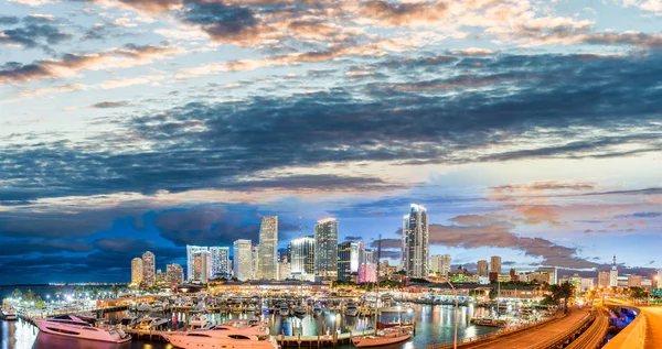 Downtown Miami bij zonsondergang, panoramisch uitzicht - Florida, Verenigde Staten — Stockfoto
