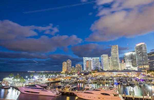 Miami, fl - Januar 2016: Skyline der Innenstadt bei Sonnenuntergang. miami ist ein — Stockfoto