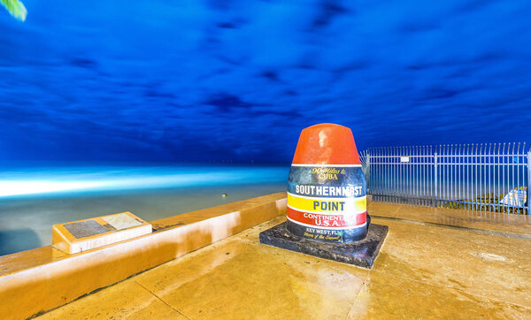 Южная точка Ки-Уэста, вид ночью
