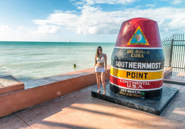 Key West, Fl - 2016. február 21.: Legdélibb pontja post mentén — Stock Fotó