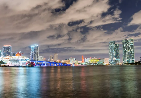 마이애미, 플로리다입니다. 물 반사와 밤에 도시의 스카이 라인 — 스톡 사진
