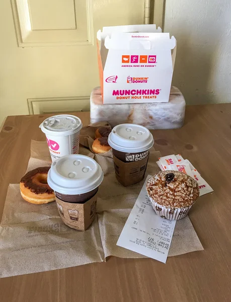 Daytona Beach, Fl - februari 2016: Ontbijt donuts en koffie — Stockfoto