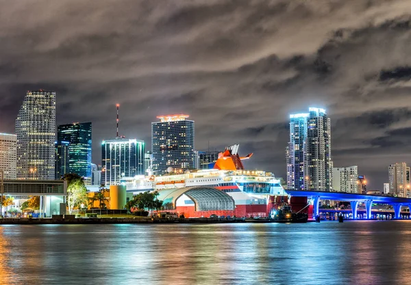 마이애미, 플로리다입니다. 물 반사와 밤에 도시의 스카이 라인 — 스톡 사진