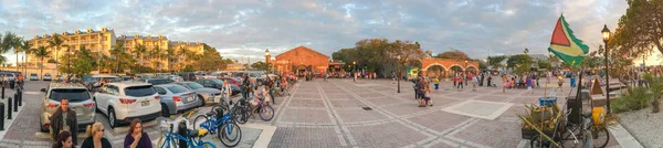 KEY WEST, FL - FEBRUARY 2016: Туристы ждут заката в Мэллори — стоковое фото