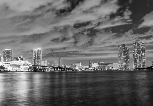 MIAMI, FL - 27 FEBBRAIO 2016: skyline della città di notte. Miami attr — Foto Stock