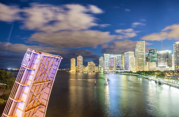 Miami på natten. Fantastisk utsikt över Downtown byggnader från Port Bou — Stockfoto