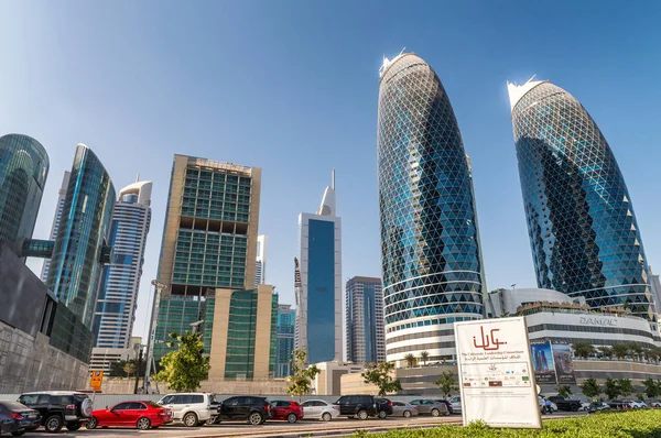 DUBAI, Émirats arabes unis - DÉCEMBRE 2016 : Bâtiments du centre-ville sur une belle da — Photo