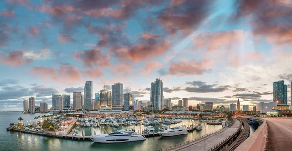 Um pôr-do-sol incrível sobre o centro de Miami. Vista panorâmica de Port Bou — Fotografia de Stock