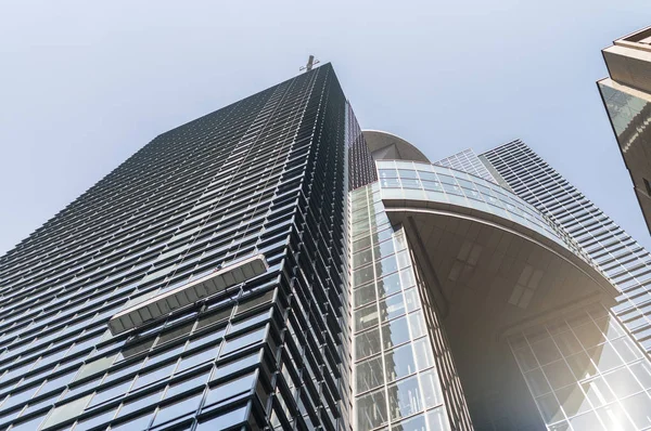 Skyline della città moderna dal livello della strada. Affari e tecnologia c — Foto Stock