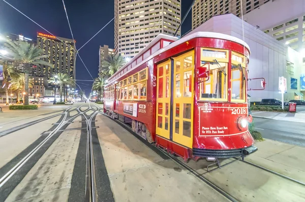 新奥尔良，美国-2 月 2016年︰ 红色电车在夜间沿着城市 s — 图库照片