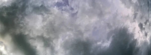 Panoramautsikt över stormig himmel, uppåtgående Visa — Stockfoto