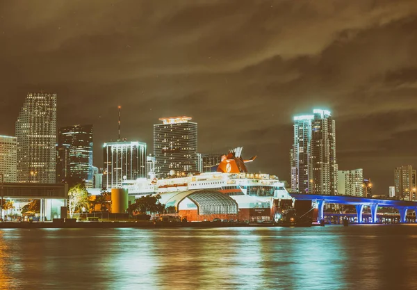 Miami, fl - 27. Februar 2016: Skyline der Stadt bei Nacht. miami attr — Stockfoto