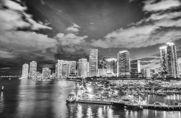 Майамі на ніч. Дивовижна Панорама центру міста будівель від порту Bou — стокове фото