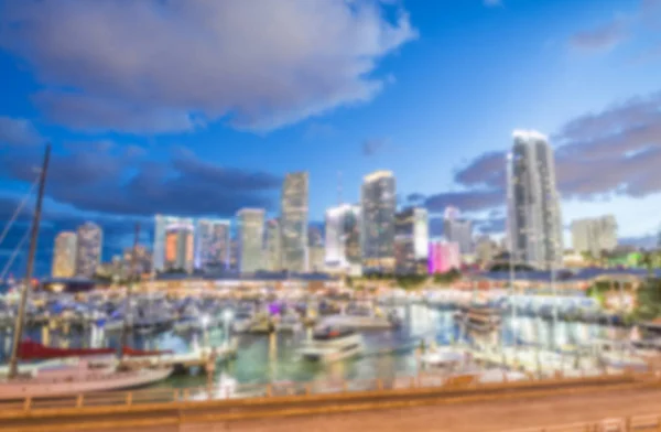 Miami di notte. Vista sfocata degli edifici del centro città — Foto Stock