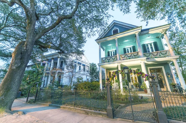 Новому Орлеані, США - Лютий 2016: Красиві будинки барвисті Алон — стокове фото