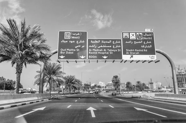 DUBAI, Emirati Arabi Uniti - DICEMBRE 2016: Segnaletica stradale in centro su una bella — Foto Stock