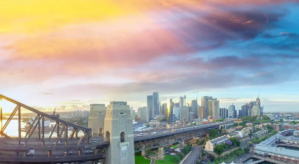 Sydney Harbour Bridge, widok z lotu ptaka o wschodzie słońca — Zdjęcie stockowe