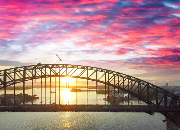 Sydney Harbour Bridge bei Sonnenuntergang, Blick vom Himmel — Stockfoto