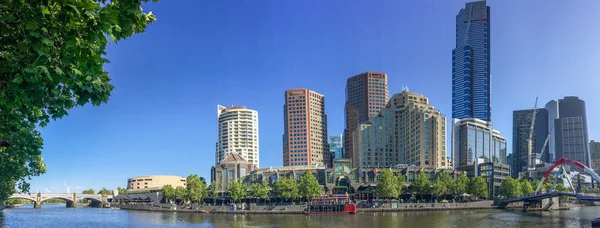 Panoramisch zicht op de skyline van de stad. Melbourne is de belangrijkste stad in Vi — Stockfoto