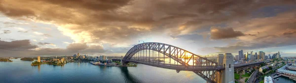 悉尼港湾大桥在日落、 全景视图从天空 — 图库照片