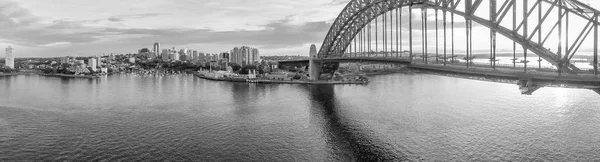 Czarno-biały zachód słońca widok z lotu ptaka z Sydney Harbour Bridge, Nsw — Zdjęcie stockowe