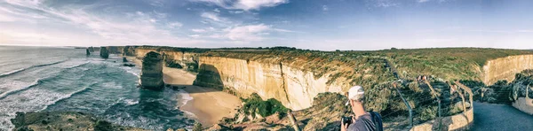 Tourists at Twelve Apostles lookout. This is a major attraction — Stock Photo, Image