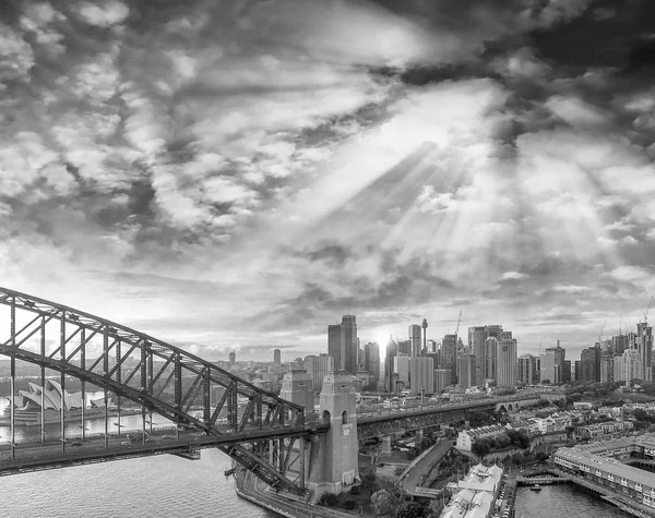 Czarno-biały zachód słońca widok z lotu ptaka z Sydney Harbour Bridge, Nsw — Zdjęcie stockowe