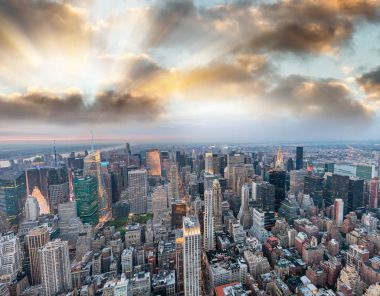 Gün batımında, New York Manhattan siluetinin panoramik havadan görünümü, 
