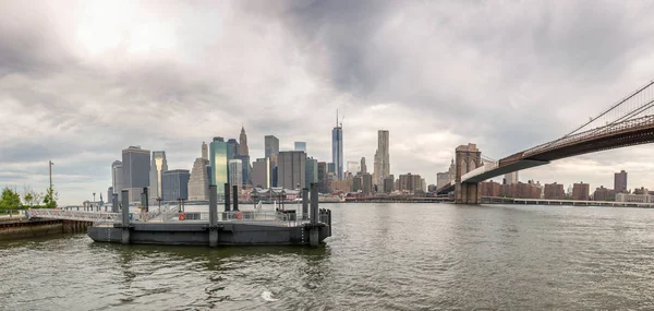 Lägre Manhattan panoramautsikt från Brooklyn Bridge Park — Stockfoto