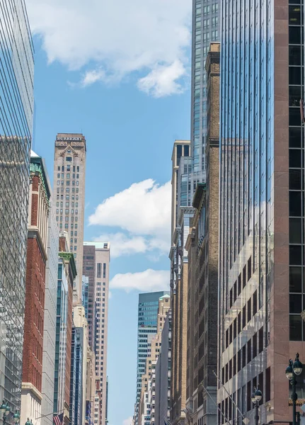 NEW YORK CITY - JUNE 2013: Manhattan skyscrapers on a sunny day. — Stock Photo, Image