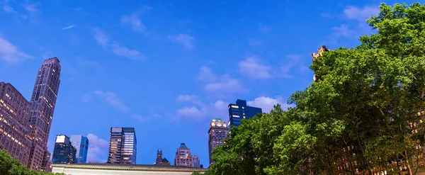 Vista noturna sobre arranha-céus de Manhattan ao longo do Bryant Park — Fotografia de Stock