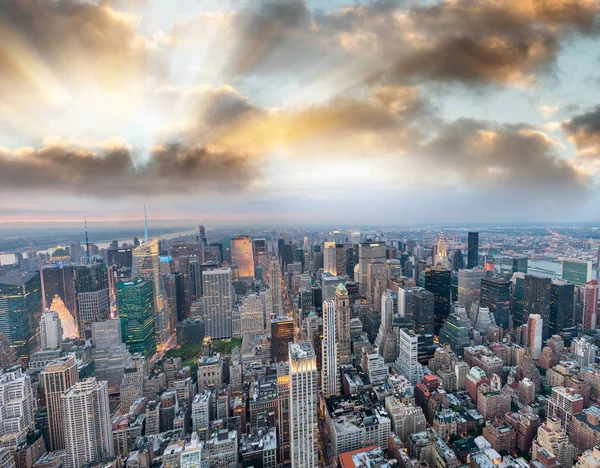 Vedere aeriană panoramică a orizontului Manhattan la apus de soare, New York , — Fotografie, imagine de stoc