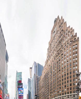 New York City - Haziran 2013: Times Square reklamlar bulutlu bir günde. Yeni