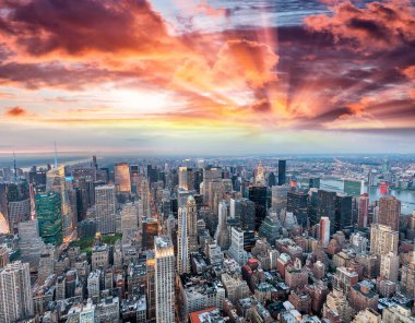 Gün batımında, New York Manhattan siluetinin panoramik havadan görünümü, 