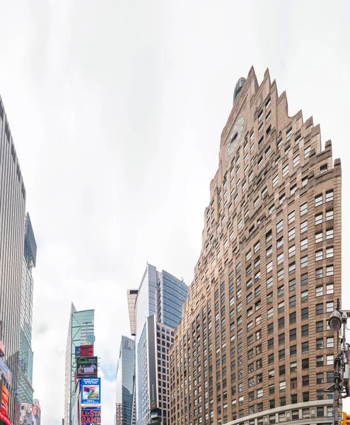 NUEVA YORK CITY - JUNIO 2013: Anuncios de Times Square en un día nublado. Nuevo —  Fotos de Stock