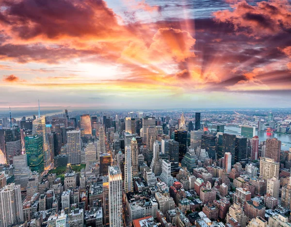 Panoramatický letecký pohled na panorama Manhattanu při západu slunce, New York, — Stock fotografie