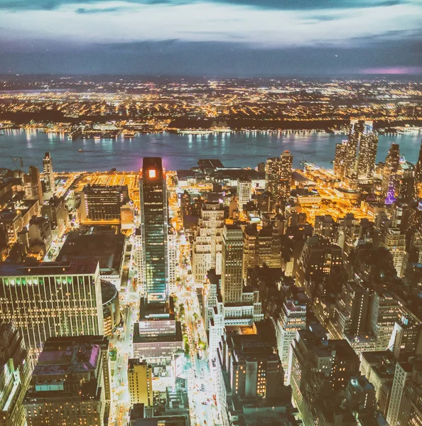 Vista aérea crepúsculo de Manhattan. Luzes da cidade e tráfego — Fotografia de Stock