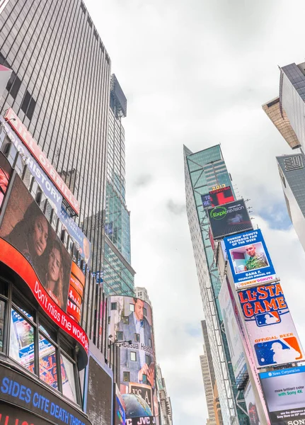 NUEVA YORK CITY - JUNIO 2013: Times Square en Midtown. Nueva York att —  Fotos de Stock