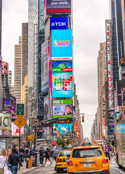 NUEVA YORK CITY - JUNIO 2013: Times Square en Midtown. Nueva York att — Foto de Stock